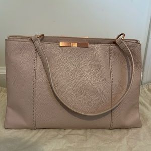 Ted Baker mid sized shoulder bag in pink bovine leather. Rose gold hardware
